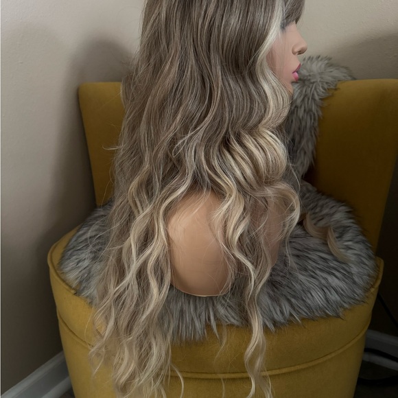 Platinum honey ash blonde wavy wig with bangs - Picture 2 of 6